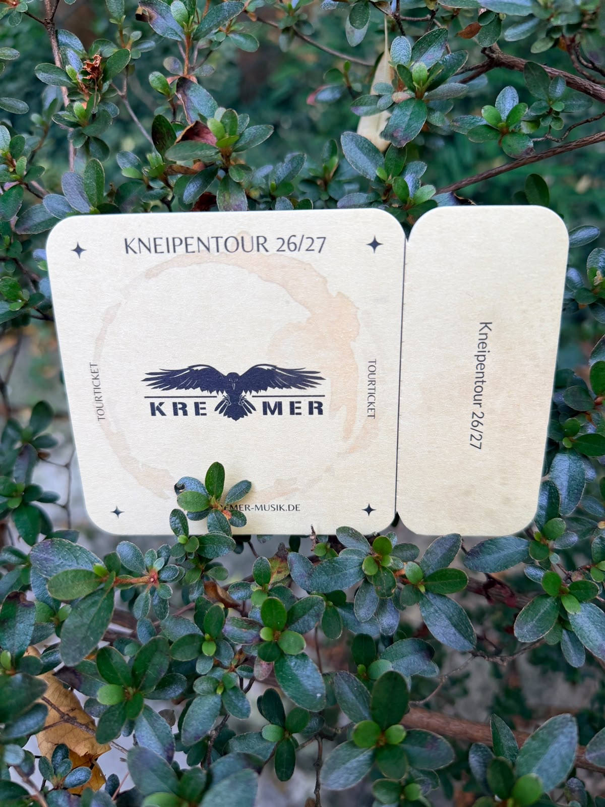 Kneipentour-Eintrittskarte in Bierdeckelform im Grünen